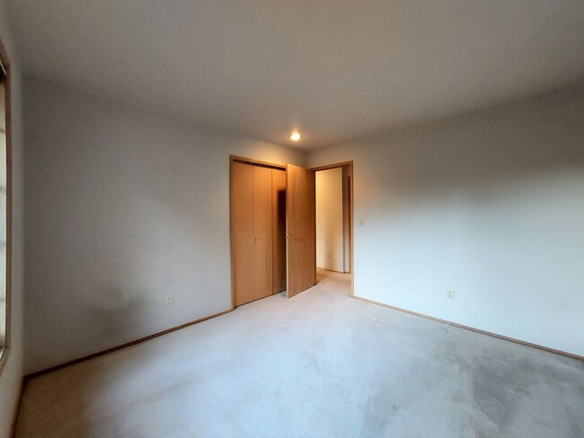 Building Photo - Federal Way Rambler featuring vaulted ceil...