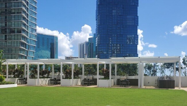 Building Photo - 1000 Auahi St #3913