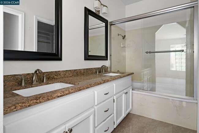 Building Photo - 5012 Lakeview Dr