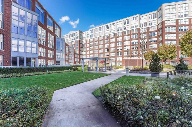 Building Photo - 1125 Maxwell Ln