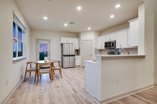 Building Photo - 7400 Daves Landing Dr