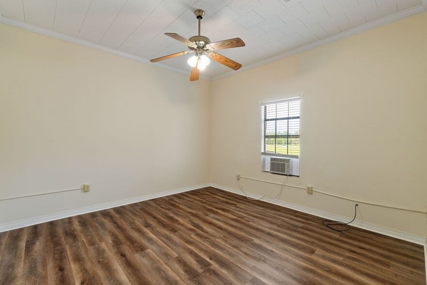 Building Photo - 2 W Lakeview Dr