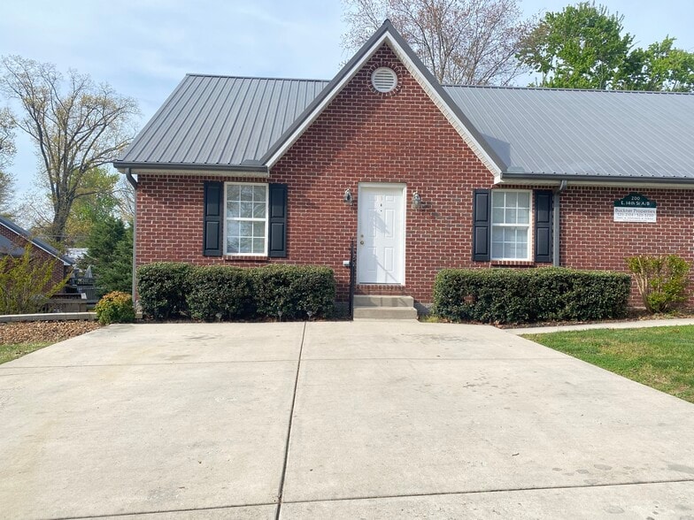 Building Photo - 200 E 14th St