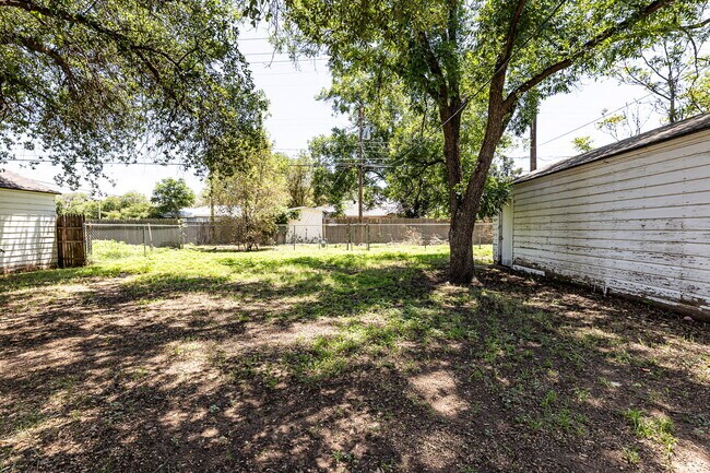 Building Photo - 1/2 off First Months Rent! Charming Home N...