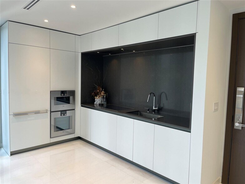 Building Photo - 300 Biscayne Boulevard Way