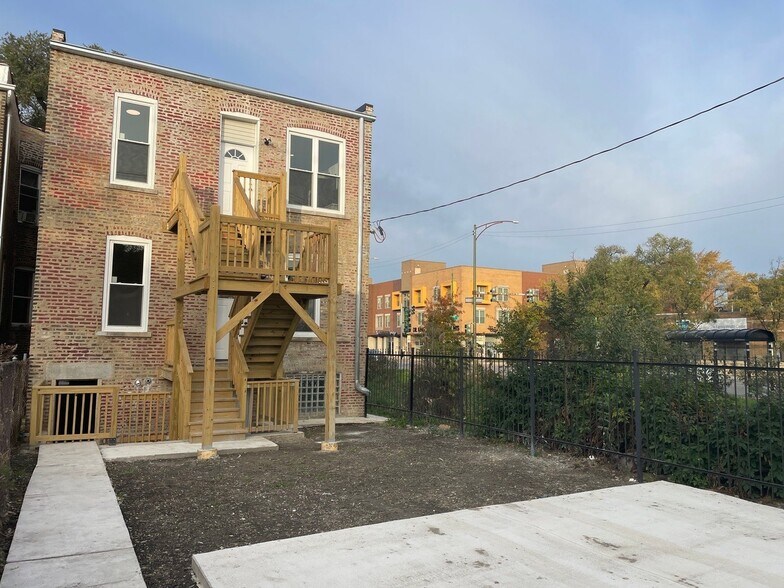 Building Photo - 1607 S Hamlin Ave