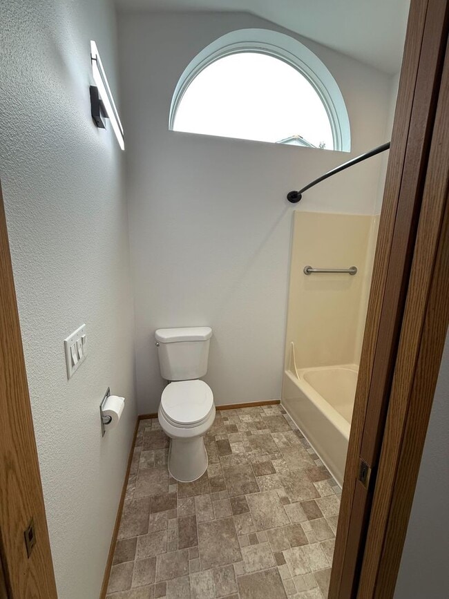 Building Photo - Newly Updated Centrally Located 2B/1Ba Home!