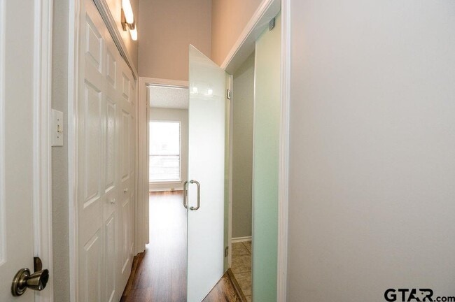 Building Photo - 5809 Hollytree Dr