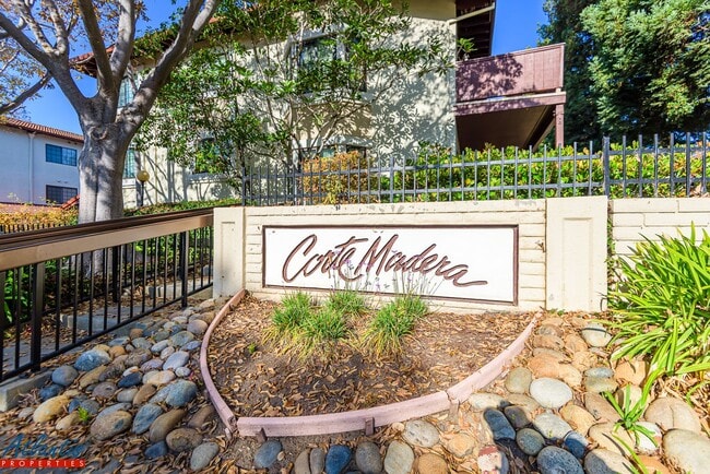 Building Photo - Lovely Condo | Central A/C | Garage