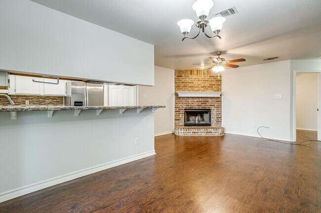 Building Photo - Cozy 3 Bed, 2 Bath Home Minutes Away from ...