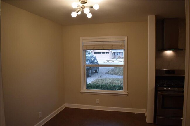 Building Photo - 2701 Twin Oaks Dr