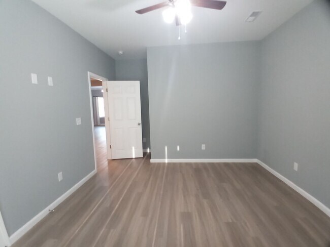 Building Photo - 3725 Pinewood Rd