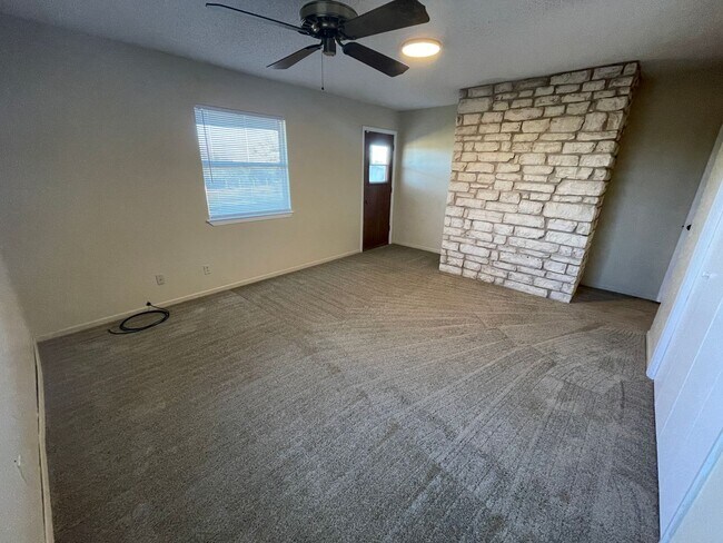Building Photo - 552 Lawson Ln