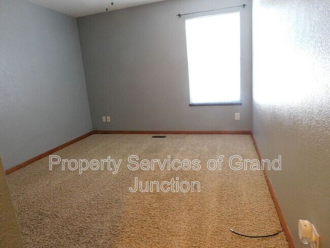 Building Photo - 2338 1/2 Rattlesnake Court