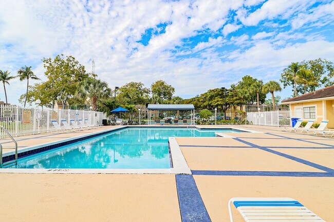 Building Photo - 450 Palm Cir W