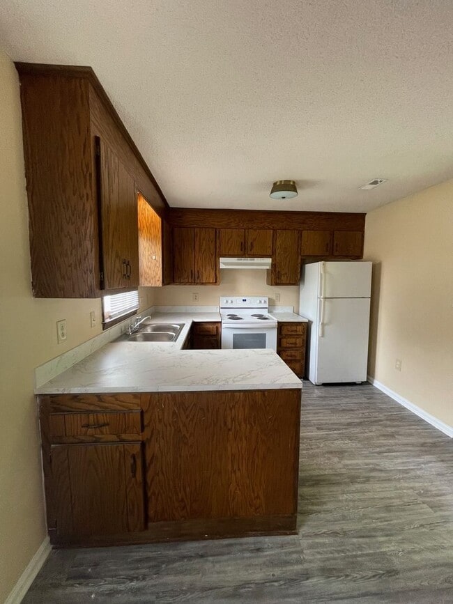 Building Photo - Come take a look at this gorgeous 2 Bedroo...
