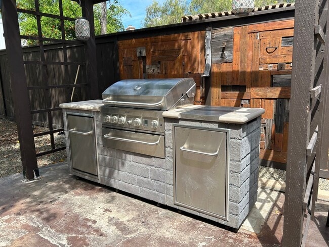 Building Photo - Paseo Del Sol