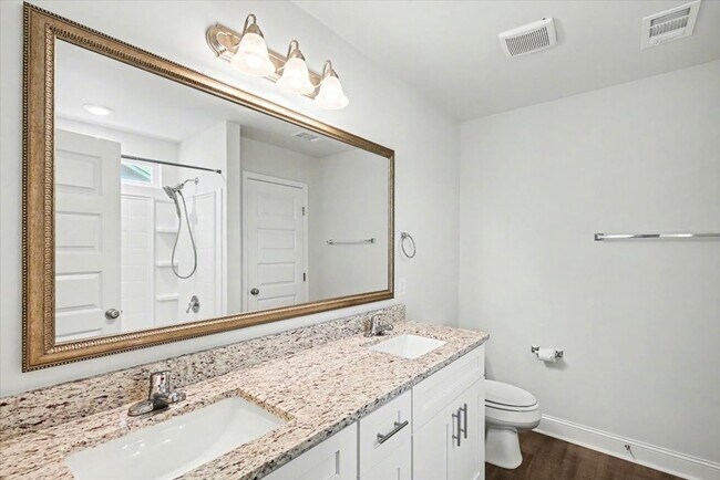 Building Photo - Like New 3 Bed, 2.5 Bath End Unit Townhome in Richmond Hill