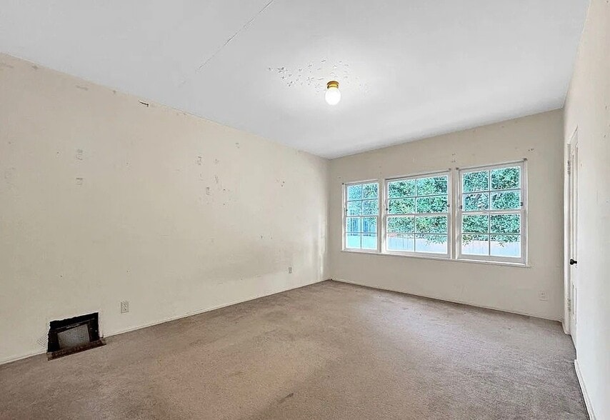 Building Photo - 844 25th St