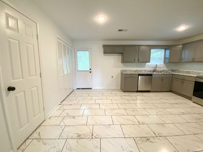 Building Photo - 4 bedroom, 2 bathroom in Southaven recentl...
