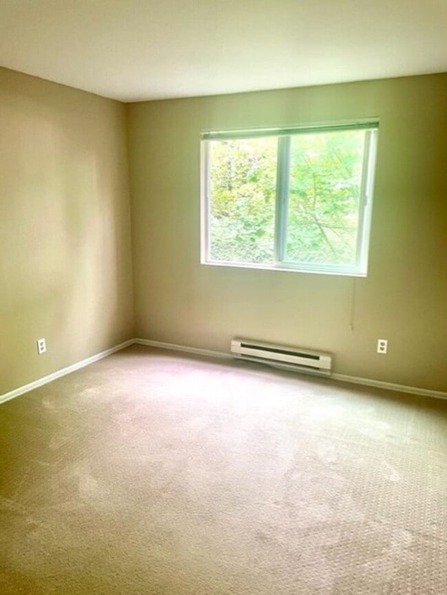 Building Photo - Location, Location, Location Prime Bellevue Condo with Private Balcony