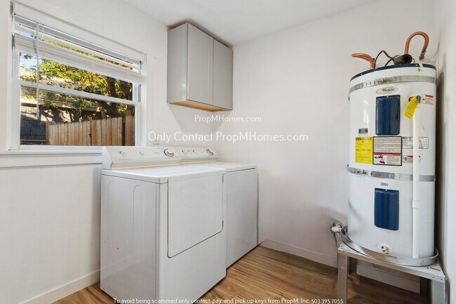 Building Photo - Two Bedroom, Single Level with an Entry Ramp - Large Fenced Yard!