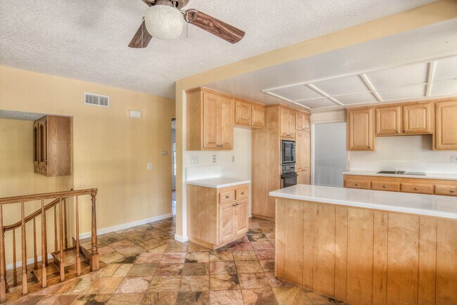 Building Photo - 4546 E Blue Jay Ave