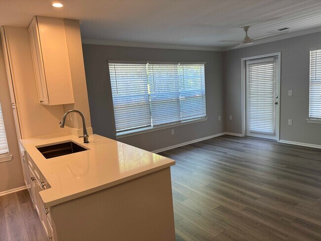 Building Photo - Beautifully Updated 1st Floor One Bedroom Condo at The Reserve at Woodbridge-Near Shopping & Medi...
