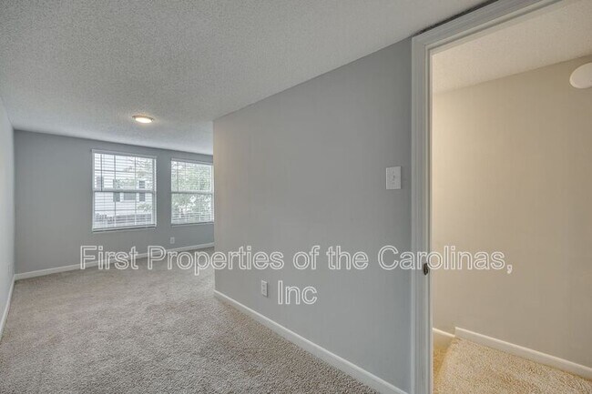 Building Photo - 210 Knox St