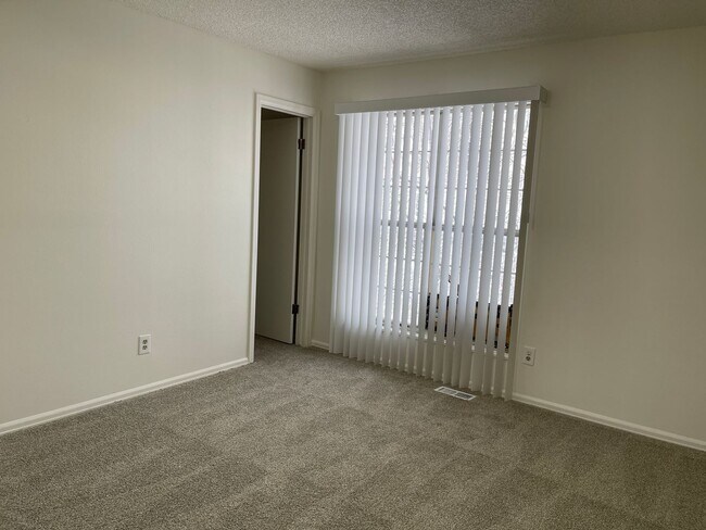 Building Photo - 3 bed 2 bath home on HUGE LOT!