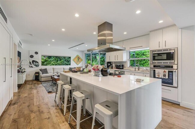 Building Photo - 79 Shore Dr W