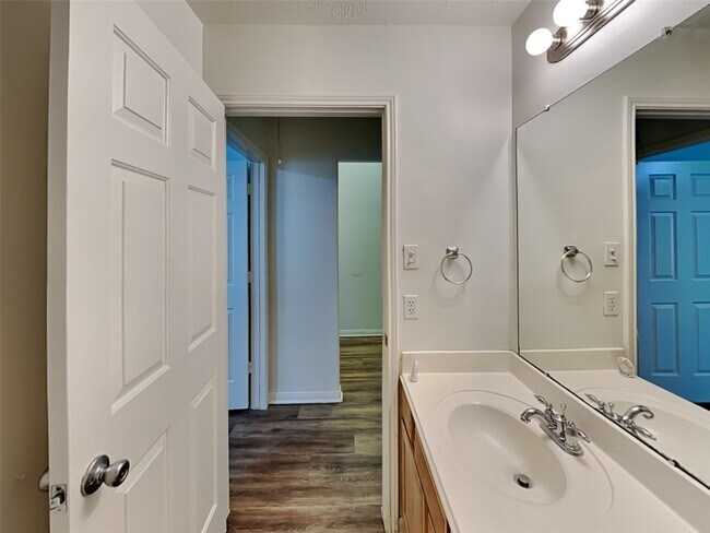 Building Photo - 2518 Halstead Dr