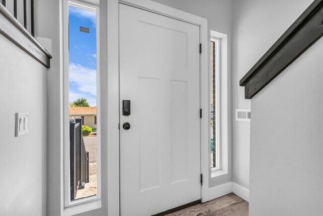 Building Photo - Beautiful 2020 Layton Home with High Ceilings & Modern Finishes