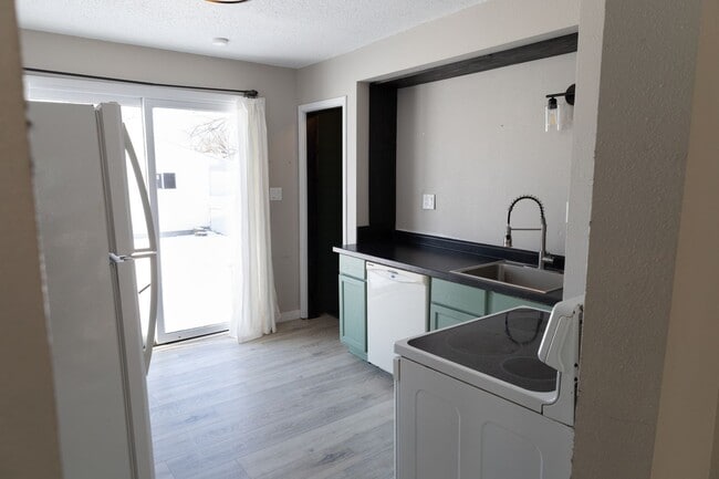 Building Photo - UPDATED 3 Bedroom 1 Bathroom single family home