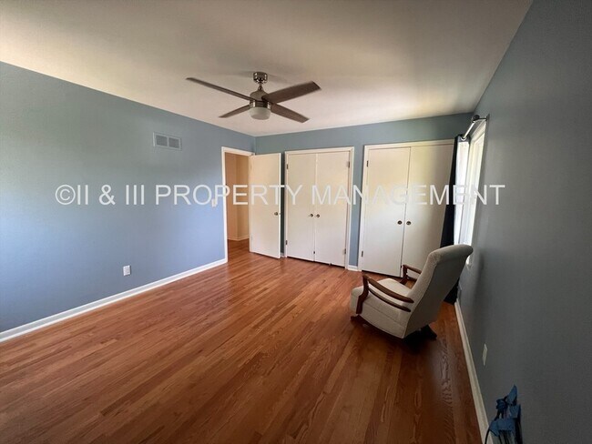 Building Photo - 502 W Country Ln Terrace