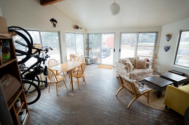 Building Photo - 180 Estes St