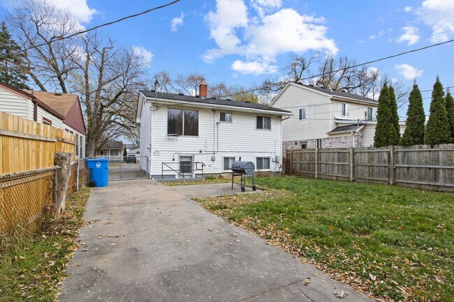 Building Photo - Hardwood Floors- Large Space - Garage