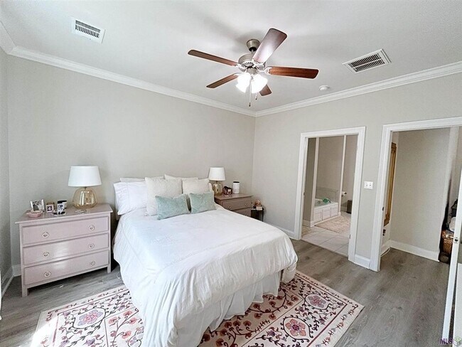 Building Photo - 2 Bedroom Townhome Near LSU| Gated Community