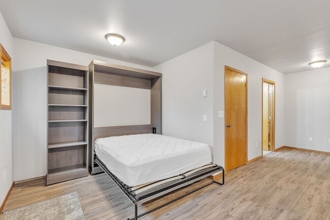 Building Photo - $1,150/month |Fully Remodeled Ground Floor...
