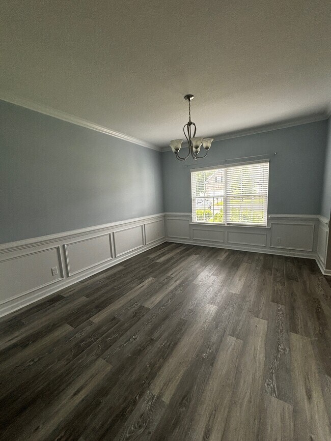 Building Photo - 653 Red Oak Ln
