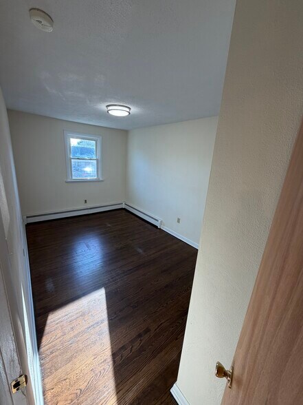 Building Photo - 16 Cherry St