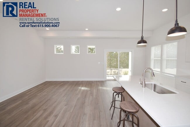 Building Photo - Gorgeous 4 bd home with attached garage! Neighborhood Pool!