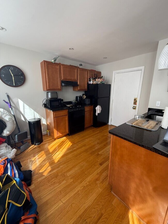 Building Photo - Check out this 2 bed in the North End...