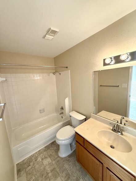 Building Photo - 18511 Egret Bay Blvd #209