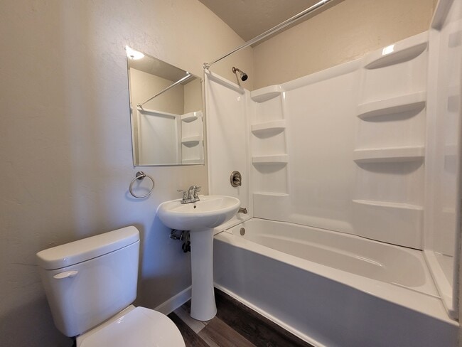 Building Photo - 816 School Pl