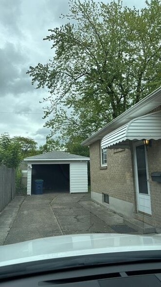 1.5 garage w opener - 4867 N Bailey Ave