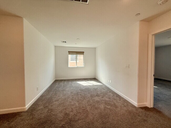 Building Photo - 3 BED 2.5 BATH 2 CAR GARAGE TOWNHOUSE W/ LOFT IN HENDERSON CADENCE COMMUNITY FEAT. COMMUNITY POOL!