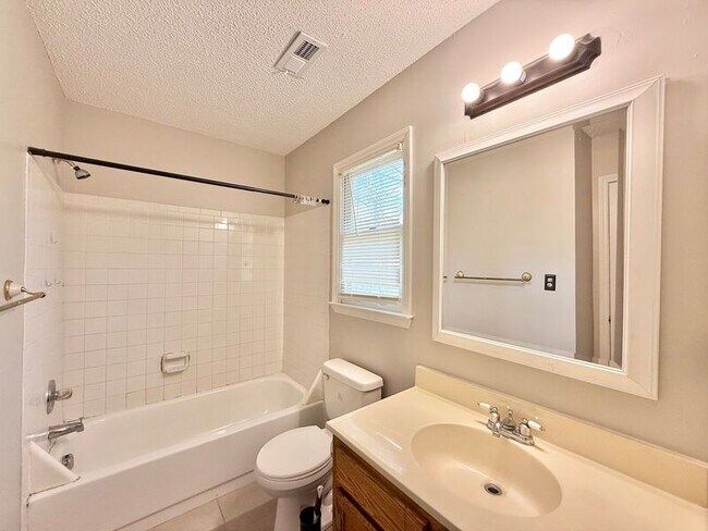 Building Photo - 825 Rawls Dr