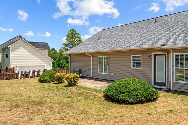 Building Photo - 3 Bed 2 Bath Convenient to Fayetteville an...
