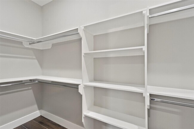Building Photo - 5506 Pershing St